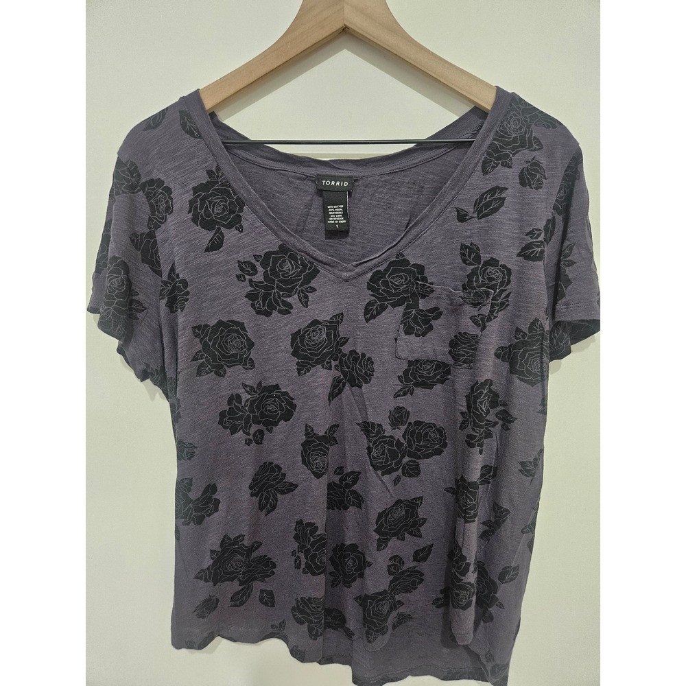 Torrid Purple Black Flocked Velvet Rose Floral V-Neck Pocket T-Shirt Size 1 1X